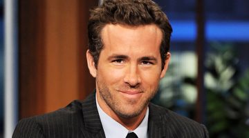 Ryan Reynolds ‘tatua’ bandeira do Brasil no rosto da mãe em foto