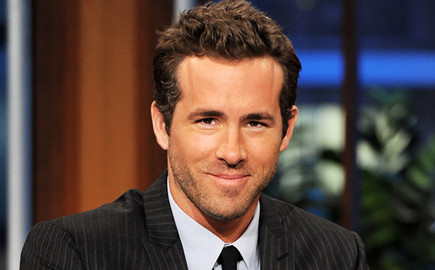 Ryan Reynolds ‘tatua’ bandeira do Brasil no rosto da mãe em foto