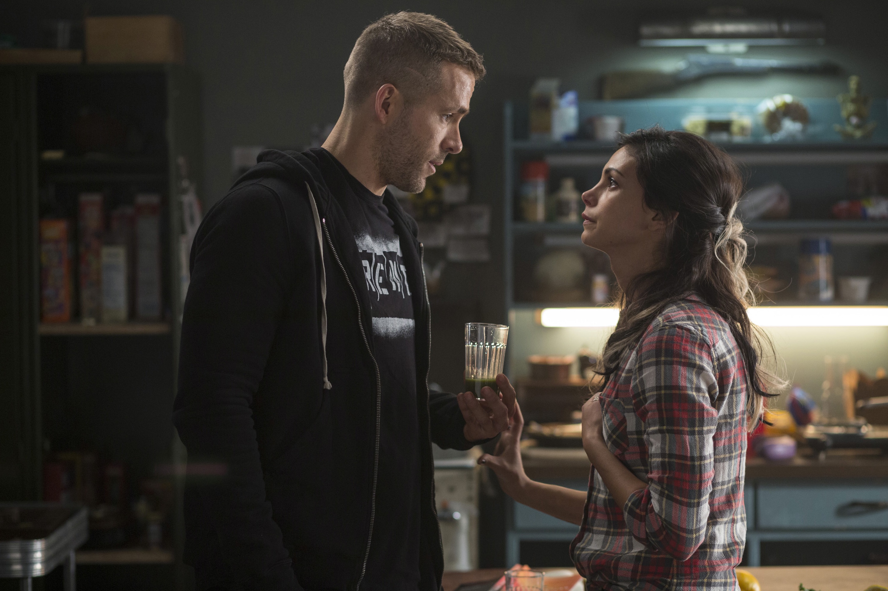 Wade Wilson, o Deadpool (Ryan Reyonlds), com seu par romântico, Vanessa (Morena Baccarin) (Foto: Joe Lederer / divulgação)