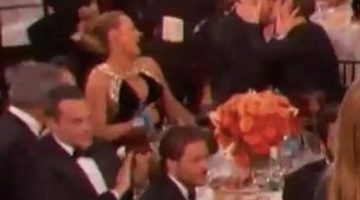 Ryan Reynolds e Andrew Garfield se beijam durante o Globo de Ouro