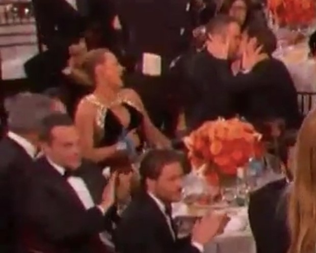 Ryan Reynolds e Andrew Garfield se beijam durante o Globo de Ouro