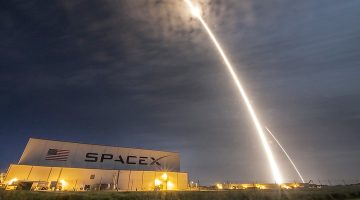 SpaceX tentará enviar humanos ao lado oculto da lua no próximo ano