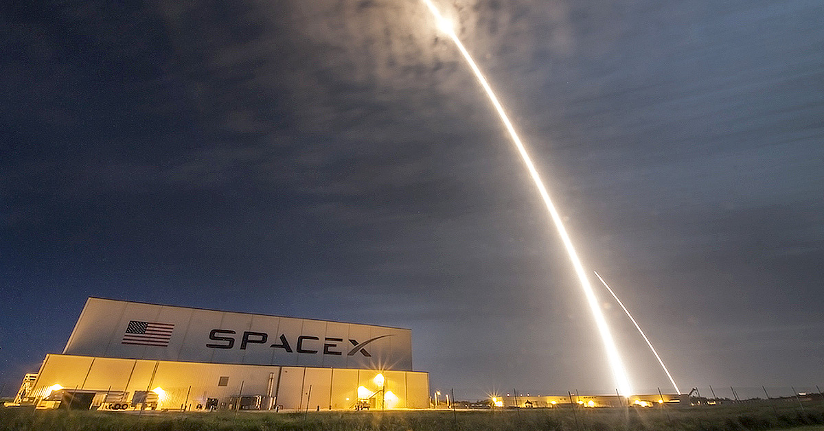 SpaceX tentará enviar humanos ao lado oculto da lua no próximo ano