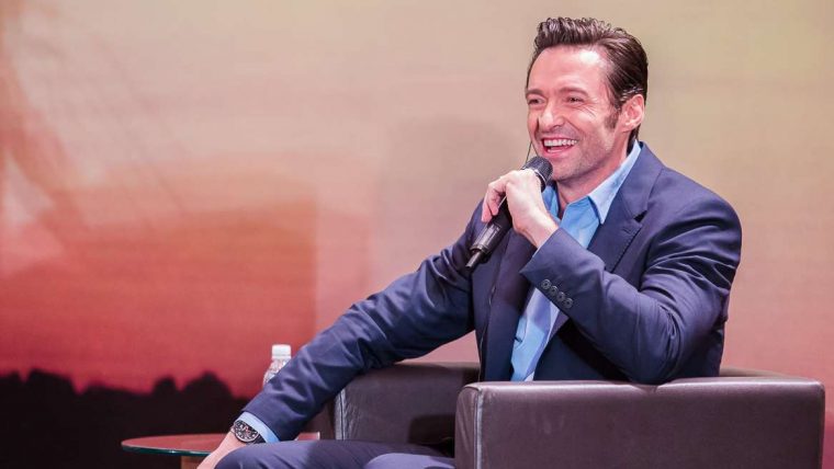 No Brasil, Hugh Jackman promove Logan e compara herói com rapadura