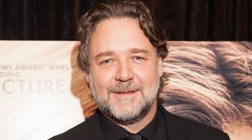Russell Crowe debocha de Dakota Johnson após críticas a Madame Teia