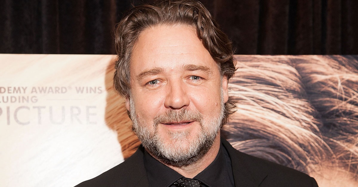 Russell Crowe debocha de Dakota Johnson após críticas a Madame Teia