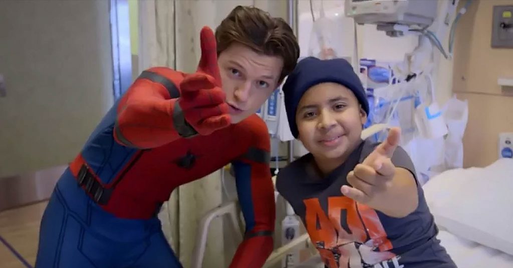 Tom Holland visita hospital infantil vestido de Homem-Aranha