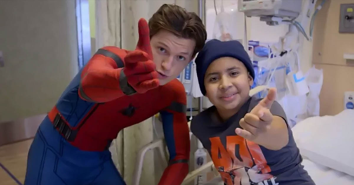 Tom Holland visita hospital infantil vestido de Homem-Aranha