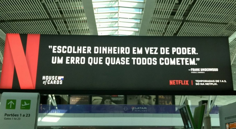 Anúncio de House Of Cards alfineta políticos no aeroporto de Brasília