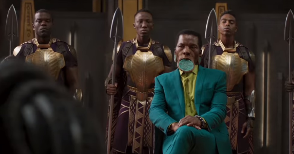 Quem é o cara de terno verde no trailer do Pantera Negra?