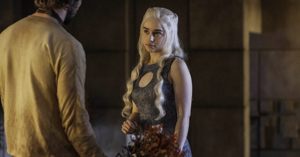 Emilia Clarke rebate comentários sobre nudez de Game of Thrones