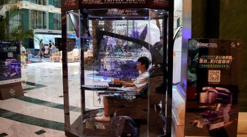 Shopping na China cria cabines de games para maridos esperarem esposas durante compras