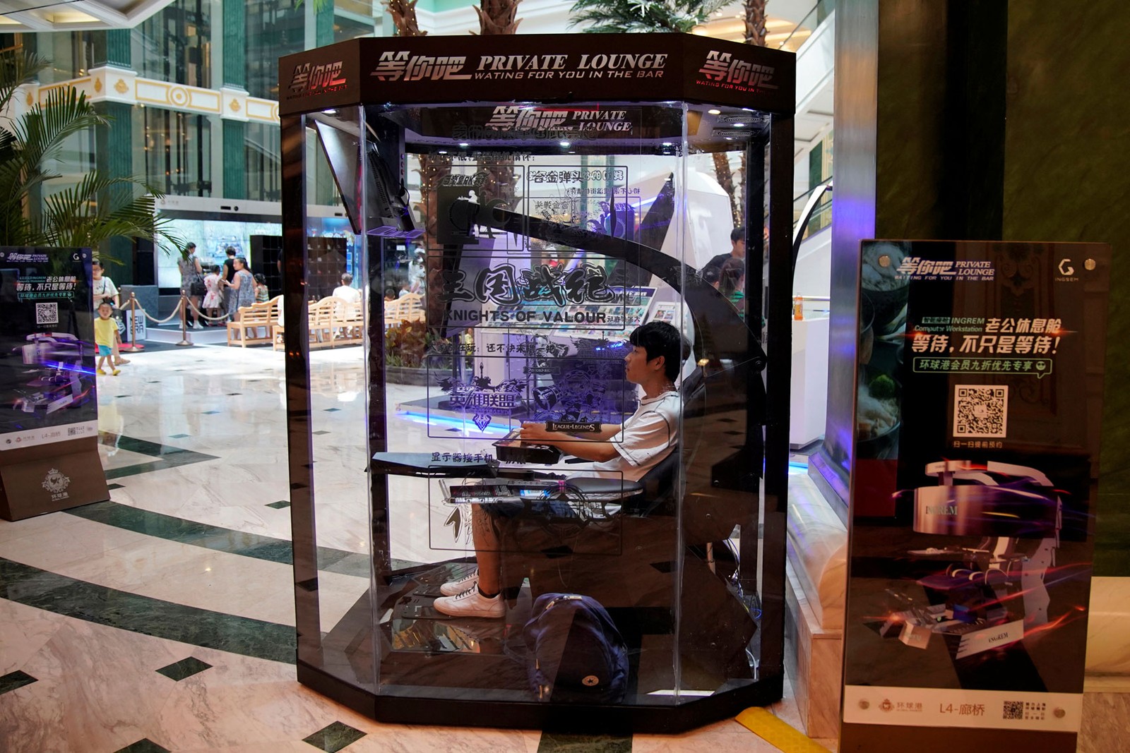 Shopping na China cria cabines de games para maridos esperarem esposas durante compras