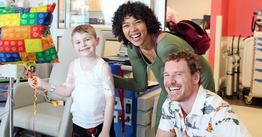 Atores de X-Men: Fênix Negra visitam hospital infantil no Canadá