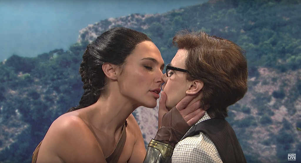 Gal Gadot revive Mulher-Maravilha no Saturday Night Live e beija uma mulher