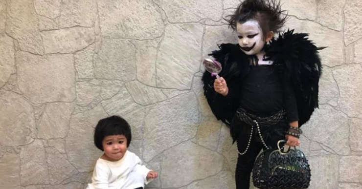 Garotinha de Taiwan bomba no Halloween com fantasia de Death Note