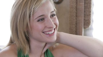 Atriz de Smallville, Allison Mack é presa acusada de tráfico sexual