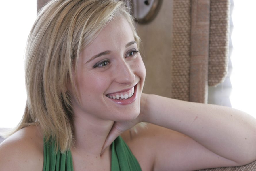 Atriz de Smallville, Allison Mack é presa acusada de tráfico sexual