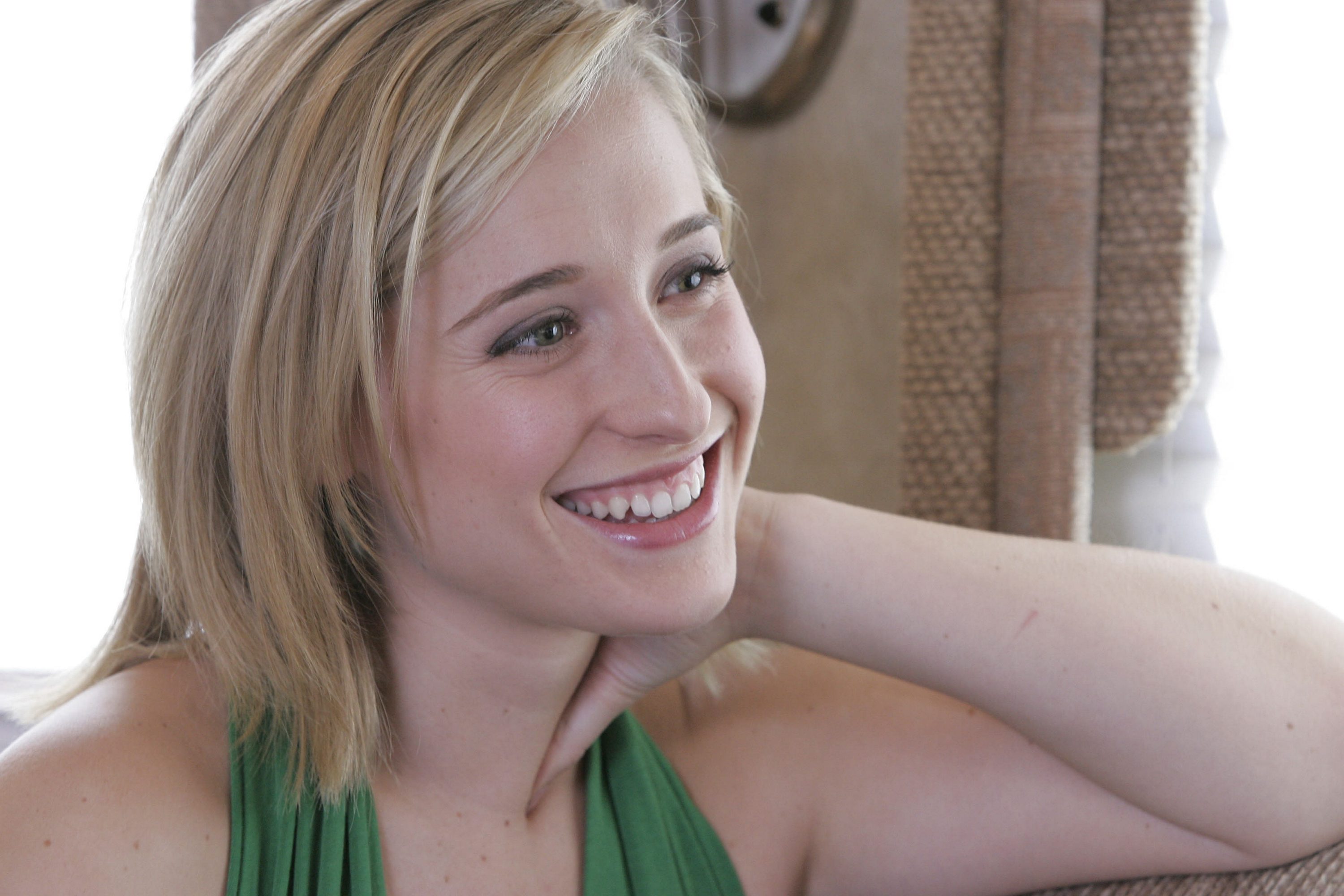 Atriz de Smallville, Allison Mack é presa acusada de tráfico sexual