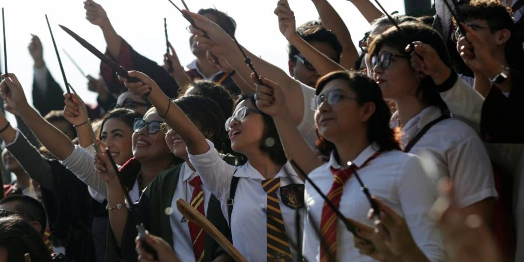 Fãs de Harry Potter tentam quebrar recorde vestidos como o bruxo