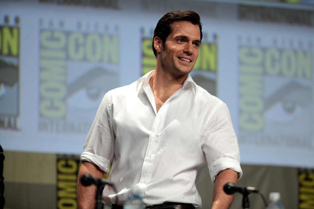 Henry Cavill fala sobre volta e traje negro do Superman em Liga da Justiça