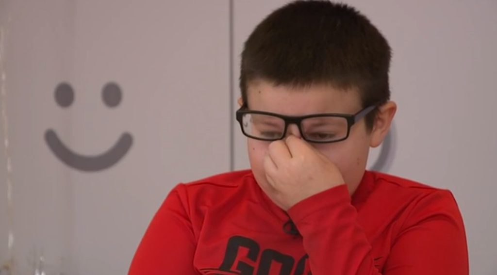 Menino troca Xbox de Natal por cobertores para moradores de rua
