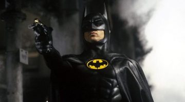 Batgirl: fotos trazem o novo traje de Michael Keaton como Batman; confira