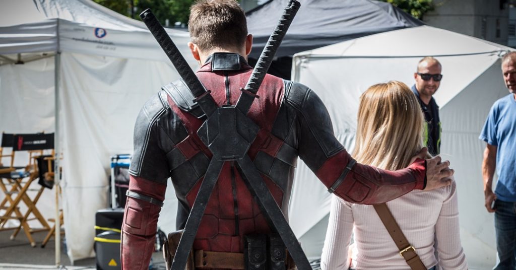 Ryan Reynolds recebe crianças no set de gravações de Deadpool 2