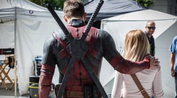 Ryan Reynolds recebe crianças no set de gravações de Deadpool 2