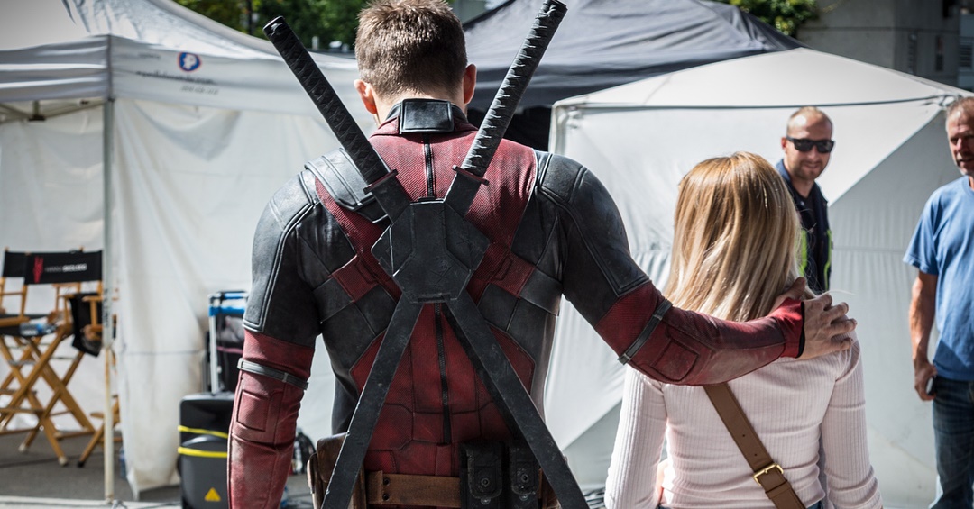 Ryan Reynolds recebe crianças no set de gravações de Deadpool 2