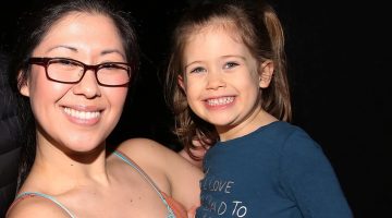 Atriz de The Americans e filha de 4 anos são atropeladas; criança morre