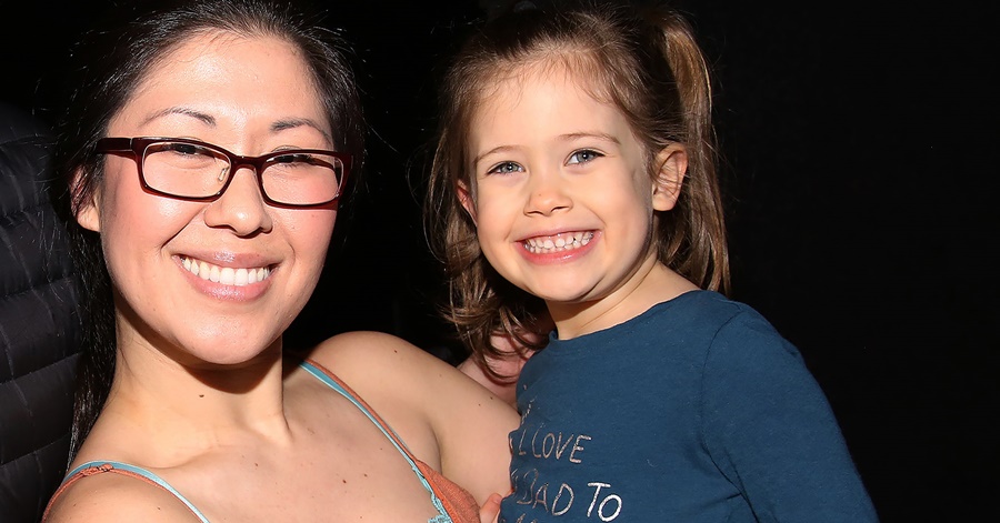 Atriz de The Americans e filha de 4 anos são atropeladas; criança morre