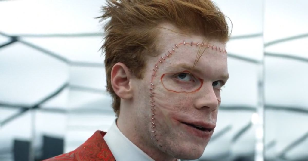 Fotos dos bastidores de Gotham revelam Jerome vestido como o Coringa