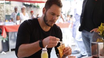 Internet reage a Chris Pratt comendo pastel de feira e feijoada no Brasil