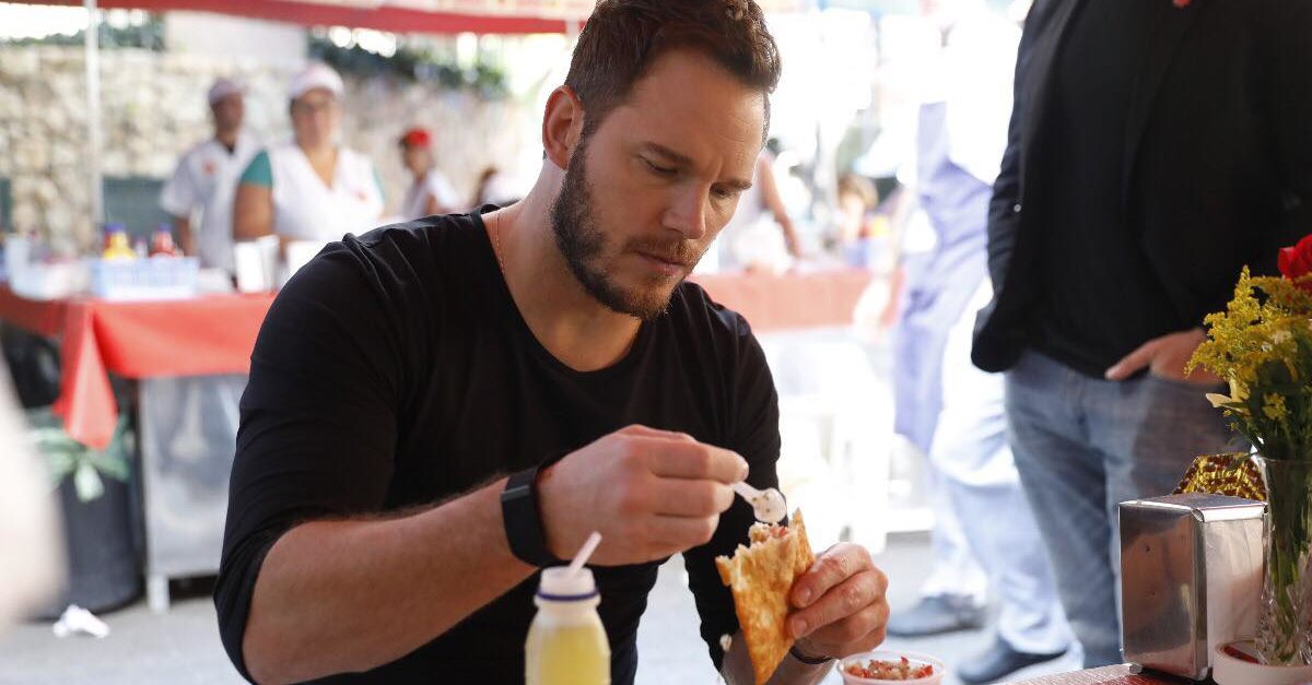 Internet reage a Chris Pratt comendo pastel de feira e feijoada no Brasil