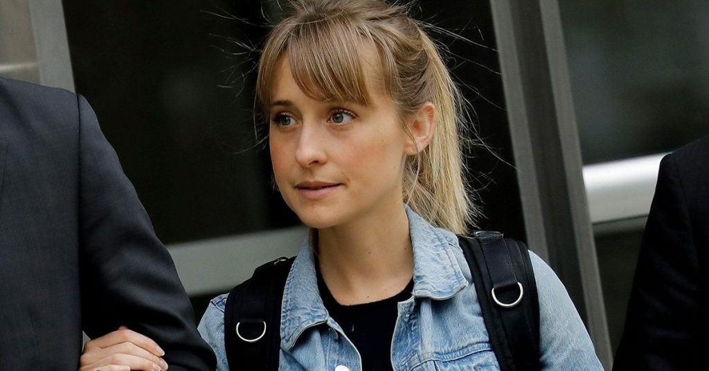 Allison Mack, de Smallville, paga fiança de US$ 5 milhões e deixa prisão