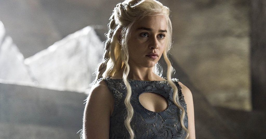 Emilia Clarke levará fã de Game of Thrones ao set da última temporada