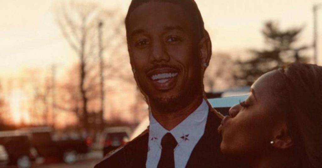 Garota vai a baile de formatura acompanhada por Michael B. Jordan de papelão