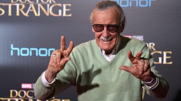 Vídeo mostra Stan Lee tendo dificuldade para assinar o próprio nome; veja