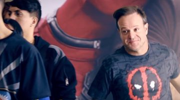 Em ação, Barrichello chega primeiro para comprar ingressos de Deadpool 2