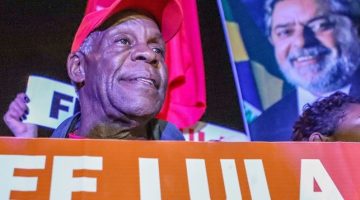 Ator Danny Glover pede liberdade de Lula em Curitiba