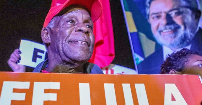 Ator Danny Glover pede liberdade de Lula em Curitiba