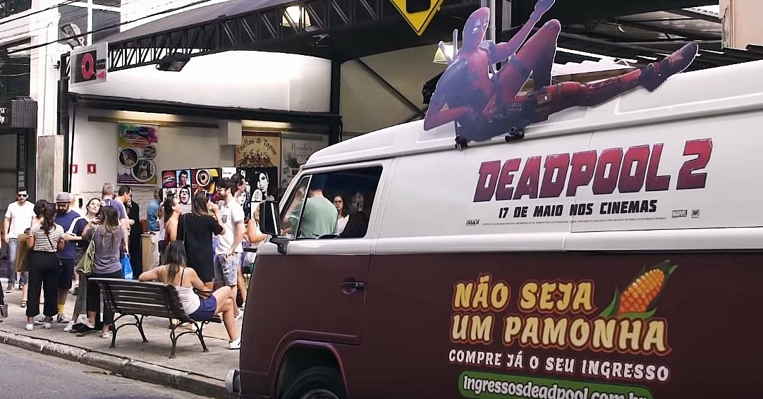 Carro de pamonha anuncia ingressos de Deadpool 2 em São Paulo