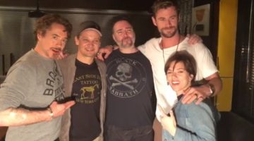 Elenco original de Vingadores faz tatuagem com símbolo do grupo