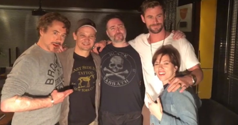 Elenco original de Vingadores faz tatuagem com símbolo do grupo