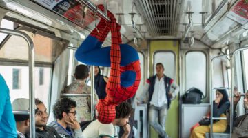 Pessoa fantasiada de Homem-Aranha é flagrada de cabeça para baixo em trem