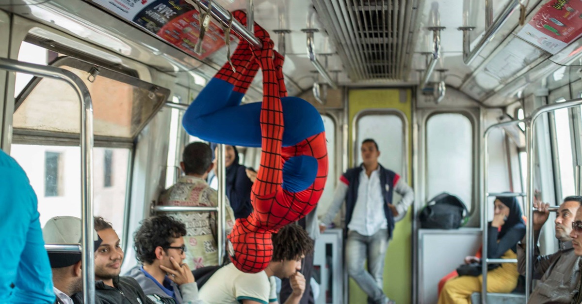 Pessoa fantasiada de Homem-Aranha é flagrada de cabeça para baixo em trem