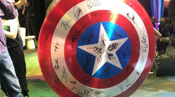 Escudo do Capitão América autografado por atores da Marvel é leiloado