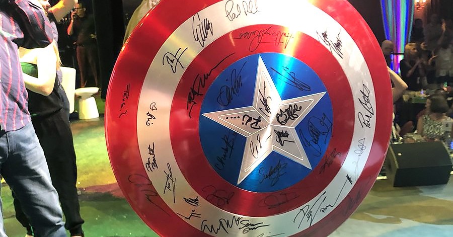 Escudo do Capitão América autografado por atores da Marvel é leiloado