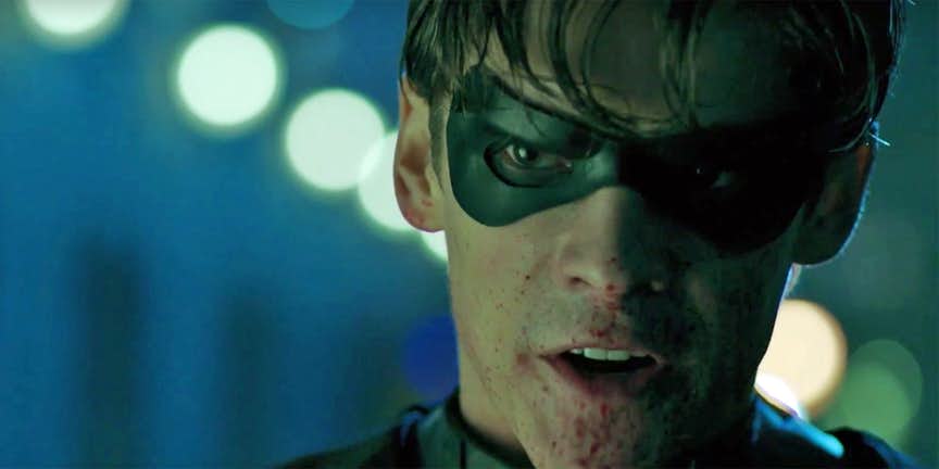Produtor explica por que Robin mandou Batman se f***r no trailer de Titãs